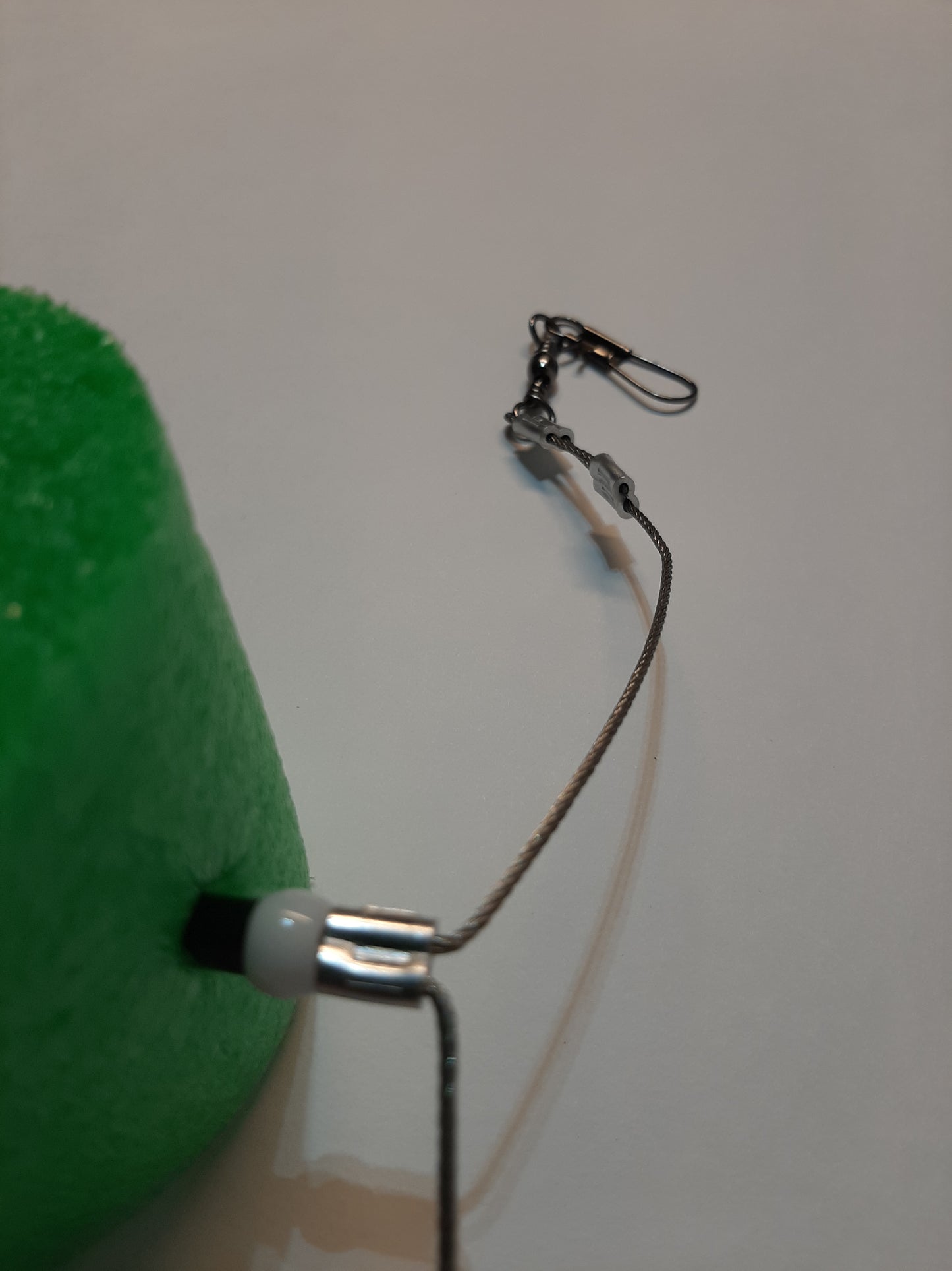 BIG FISH SALTWATER BOTTOM WALKER CABLE LEADER; 3 HOOK SWIVELS; 1 WT. SWIVEL